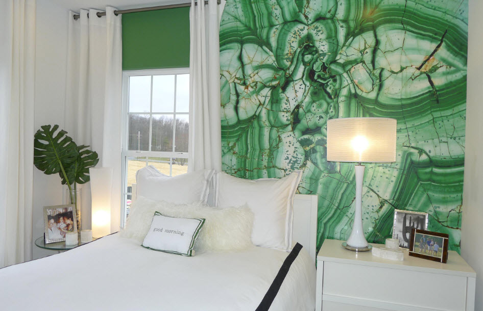 Зеленые обои в спальне какие шторы подойдут