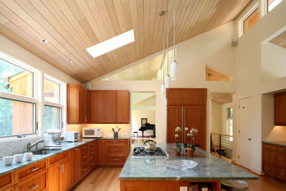 Как делать потолок в деревянном доме