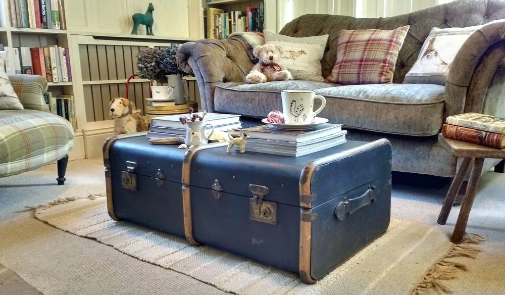 Старые чемоданы в интерьере